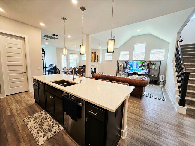 Building Photo - 15822 Pilot Knob Dr