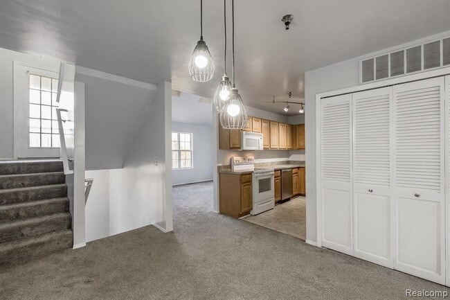 Building Photo - 116 Saber Way