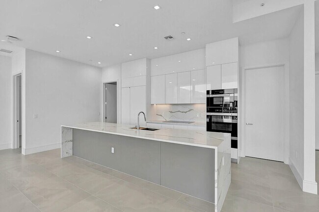 Building Photo - 220 Lake Shore Dr