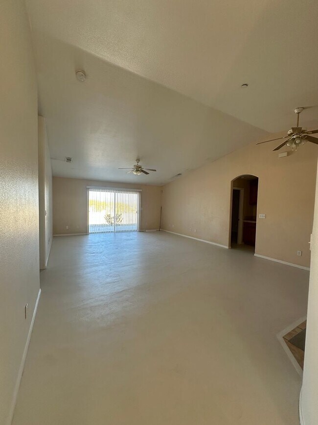 Building Photo - 4 bedroom home close to Joshua Tree National Park!