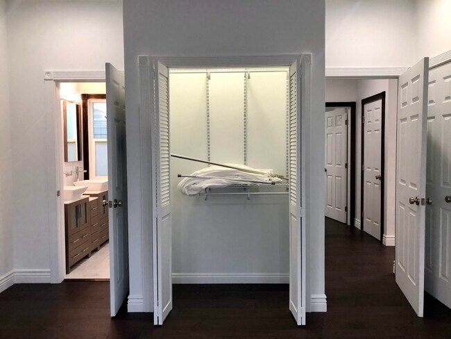 Building Photo - 2406 Clay St