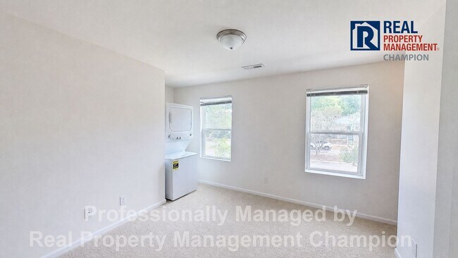 Building Photo - 3 BD/1.5 BA Home with Fresh Paint and New Carpet!