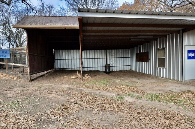 Building Photo - COMING SOON - FOR LEASE! Hard to Find Hors...