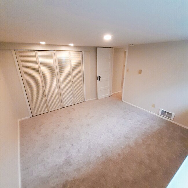 Bedrooms (2) with big closet and heating - 815 N 41st St