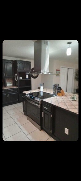 Building Photo - 4560 Shore Dr