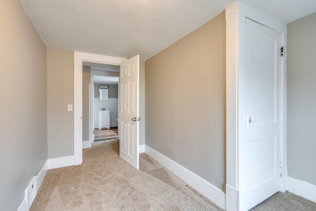 Building Photo - Spacious 3 Bedroom Akron Home