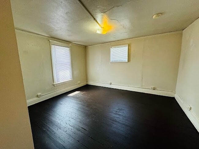 Building Photo - 3 Bedroom/ 1.5 Bathroom House -Near WVU Ma...