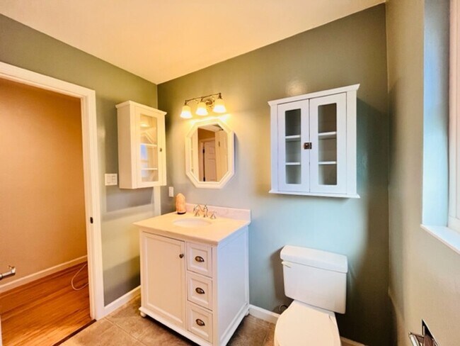 Building Photo - Charming and Move-in Ready 3BD/2BA, Single...