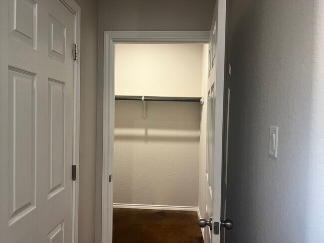 Building Photo - Luxury Duplex in Seguin