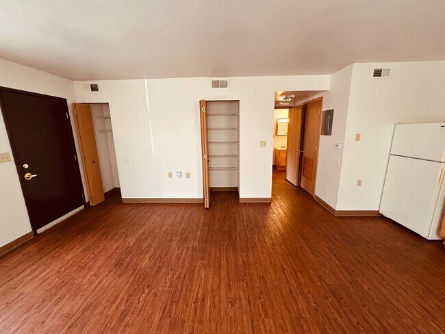 Building Photo - 408 E Maple St