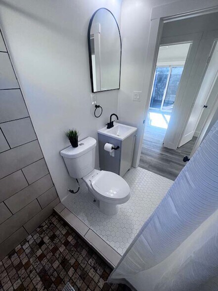 Building Photo - 720 37th St