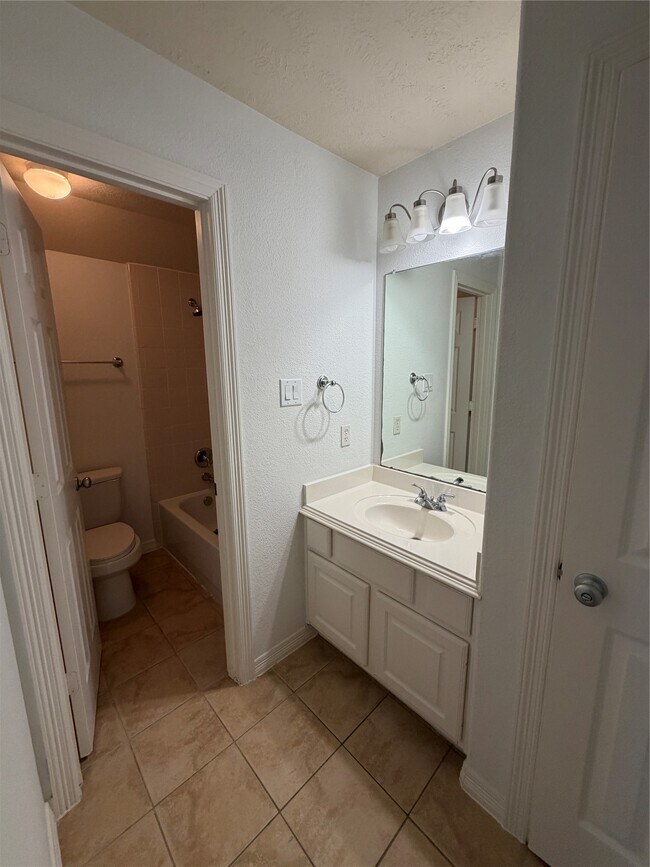 Building Photo - 11602 Royal Oaks Crossing