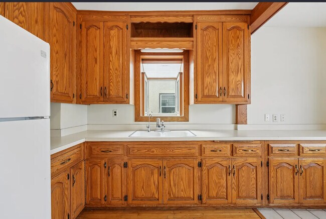 Building Photo - 661 Surrey Ave