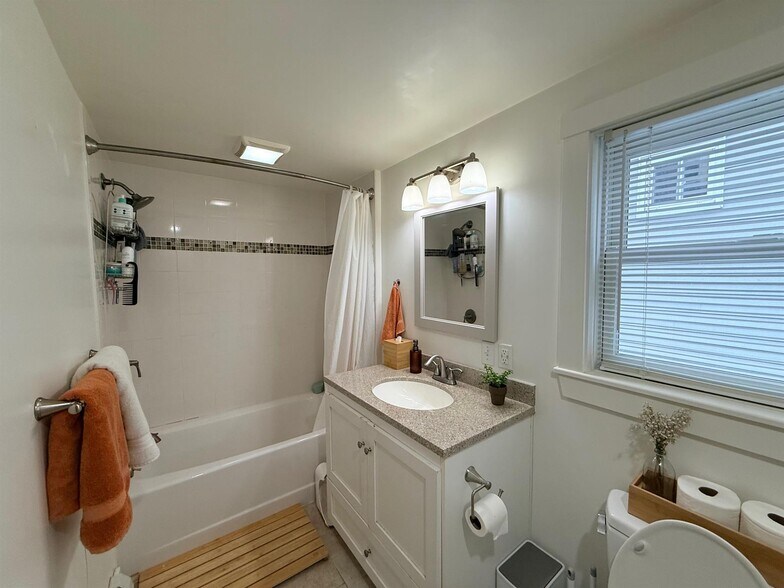 Building Photo - 119 Central St