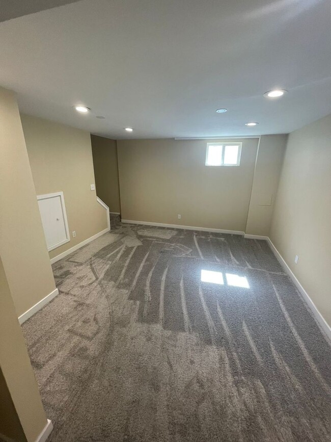 Building Photo - 255 Otis Ct