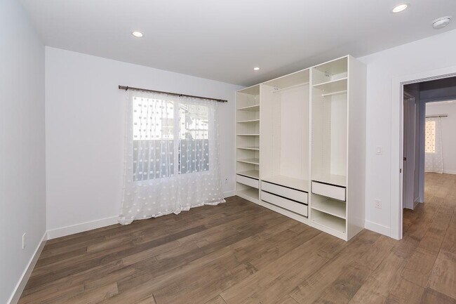 Building Photo - 6850 Encino Ave