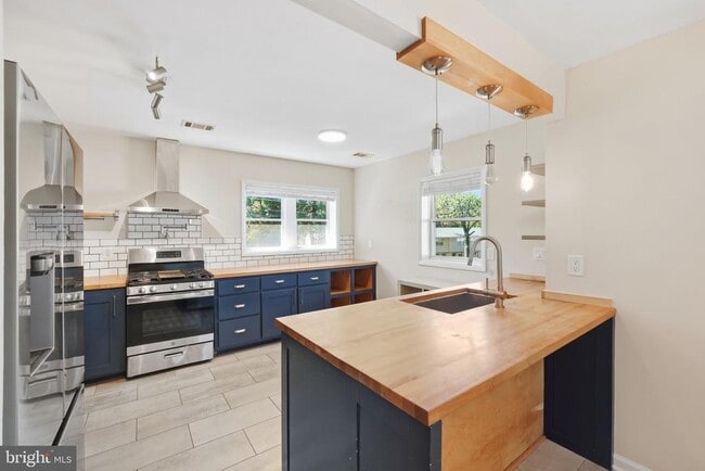 Building Photo - 11317 College View Dr