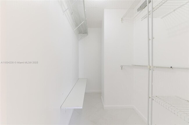 Building Photo - 2821 N Miami Beach Blvd