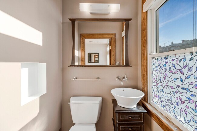 Building Photo - Big and Comfy Townhouse