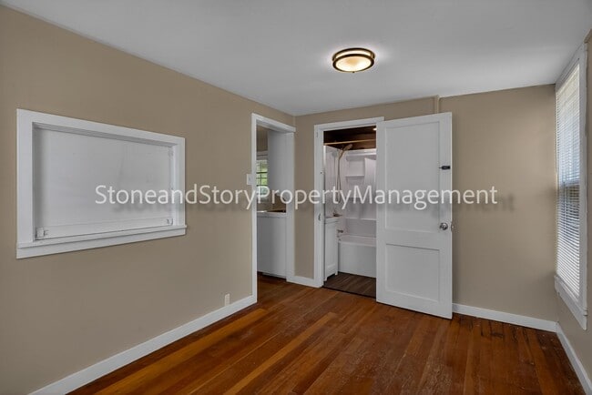 Building Photo - Large 4 bedroom 2 bath in well established Oakland neighborhood