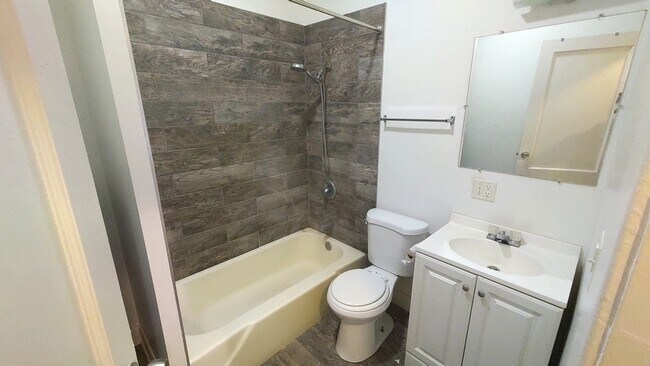 Building Photo - 111 N Center St