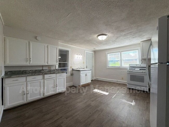 Building Photo - 625 3rd St