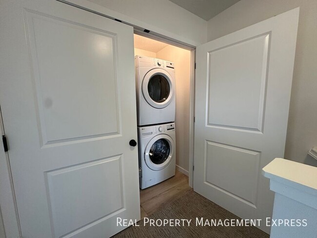 Building Photo - Cozy 2 Bedroom 1.5 Bathroom Townhome