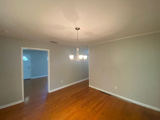 Building Photo - 2408 Dundee Dr
