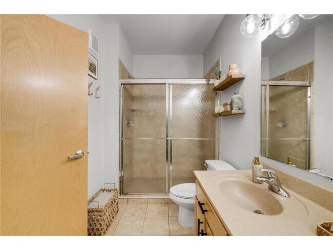 Building Photo - 2565 Franklin Ave