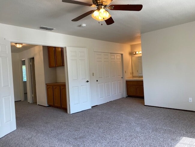 Building Photo - Roseville home with large backyard