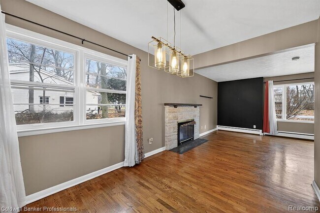 Building Photo - 4448 Greenwood Dr