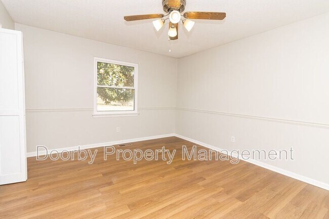 Building Photo - 910 Wesley Dr