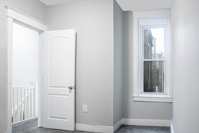 Building Photo - 2348 Moore St