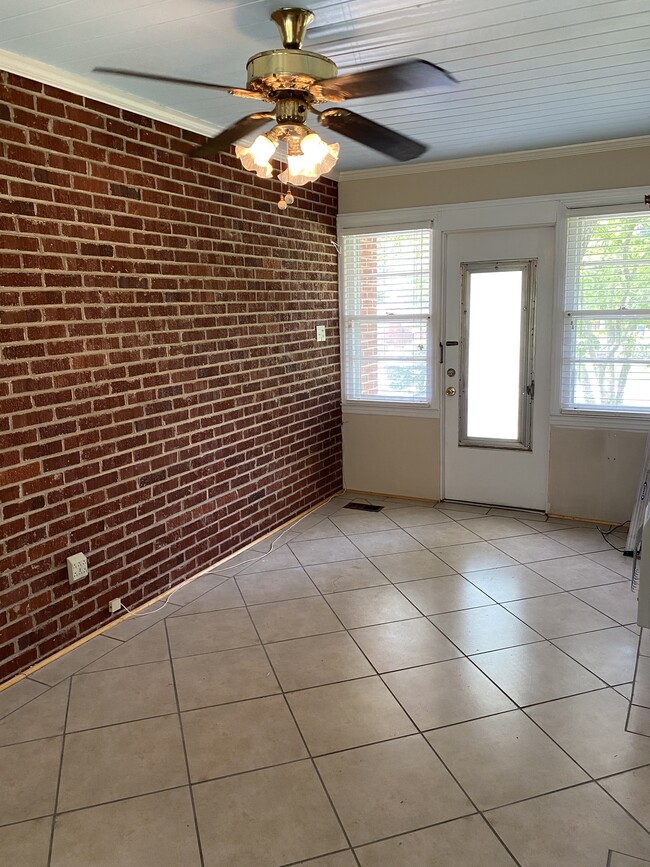 Building Photo - $1500 – 3 Bed / 1.5 Bath Home in Heart of ...