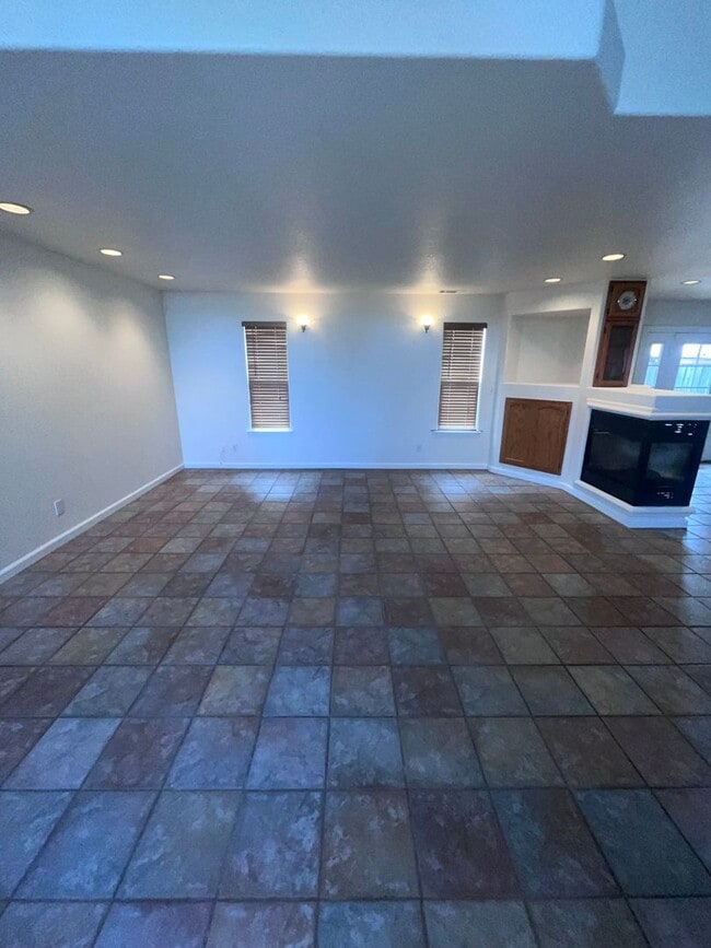 Building Photo - BEAUTIFUL UPDATED HOME IN WEST ROSEVILLE!!