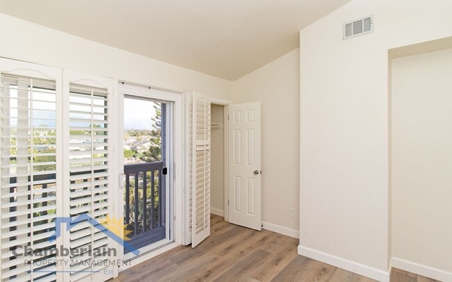 Building Photo - 2 bedroom 1/5 bath in the Village and walk...