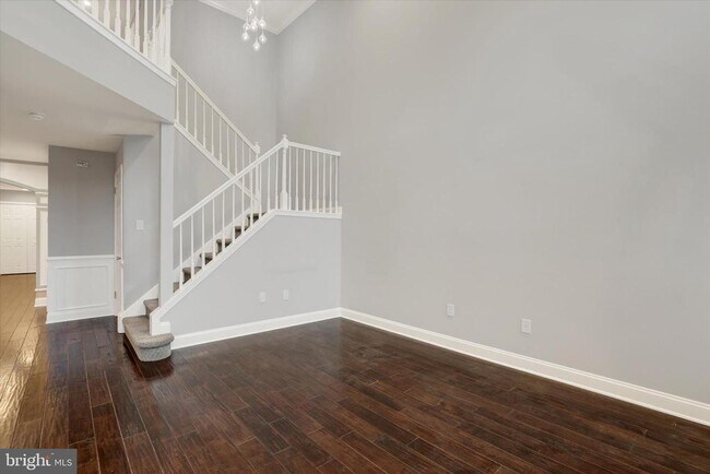 Building Photo - 102 Julian Dr E