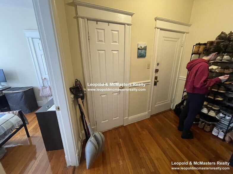 Building Photo - 33 Woodstock Ave