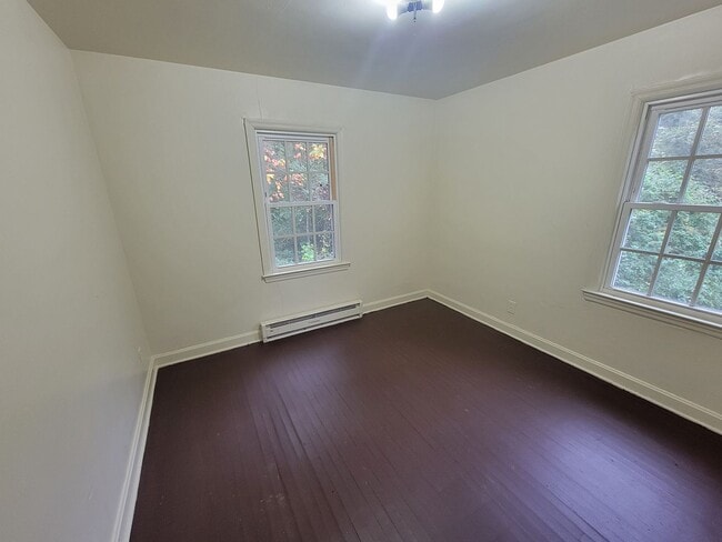 Building Photo - 2 Bedroom 1 Bathroom Duplex!