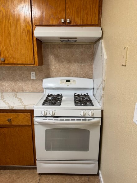 gas stove - 2227 16th Ave