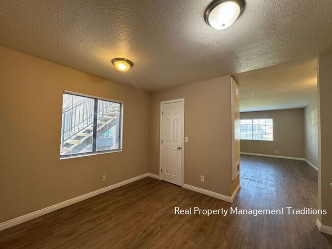 Building Photo - Spacious 2 + 1 Apartment in Palmdale