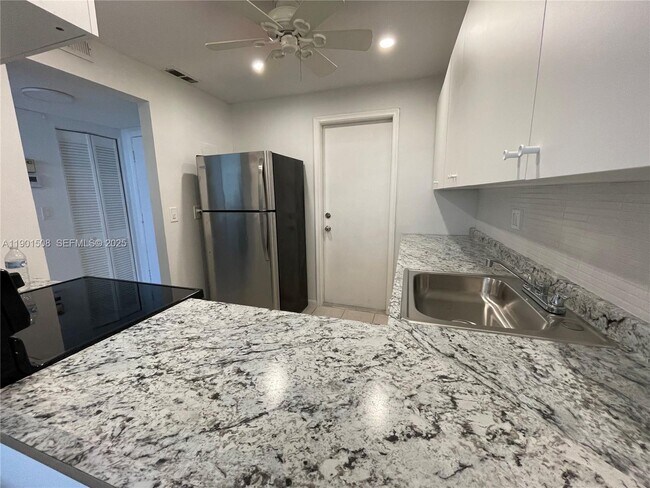 Building Photo - 1817 S Ocean Dr