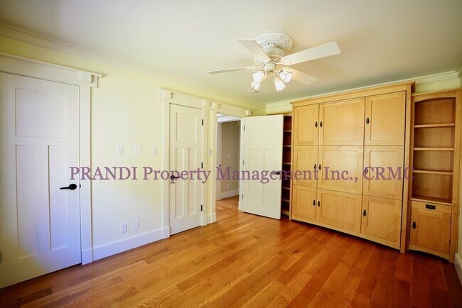 Building Photo - 224 N Almenar Dr