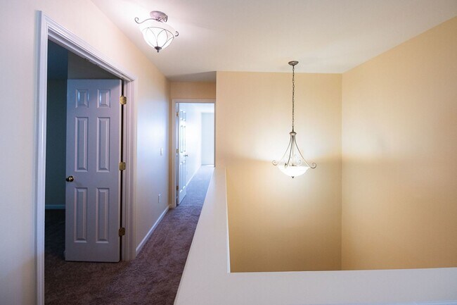 Building Photo - Stunning 6 bedroom 2.5 bathroom corner lot...