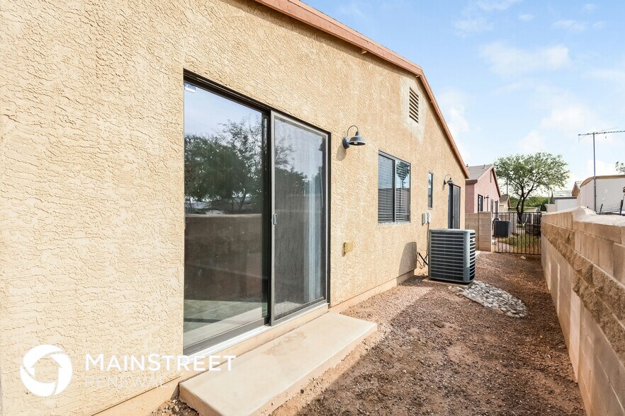 Building Photo - 930 E Vuelta Suave