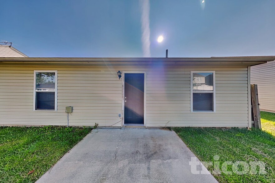 Building Photo - 1424 Round Lake Rd