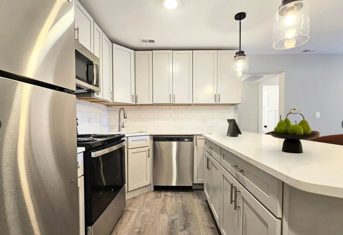 Building Photo - 1223 N La Salle Dr