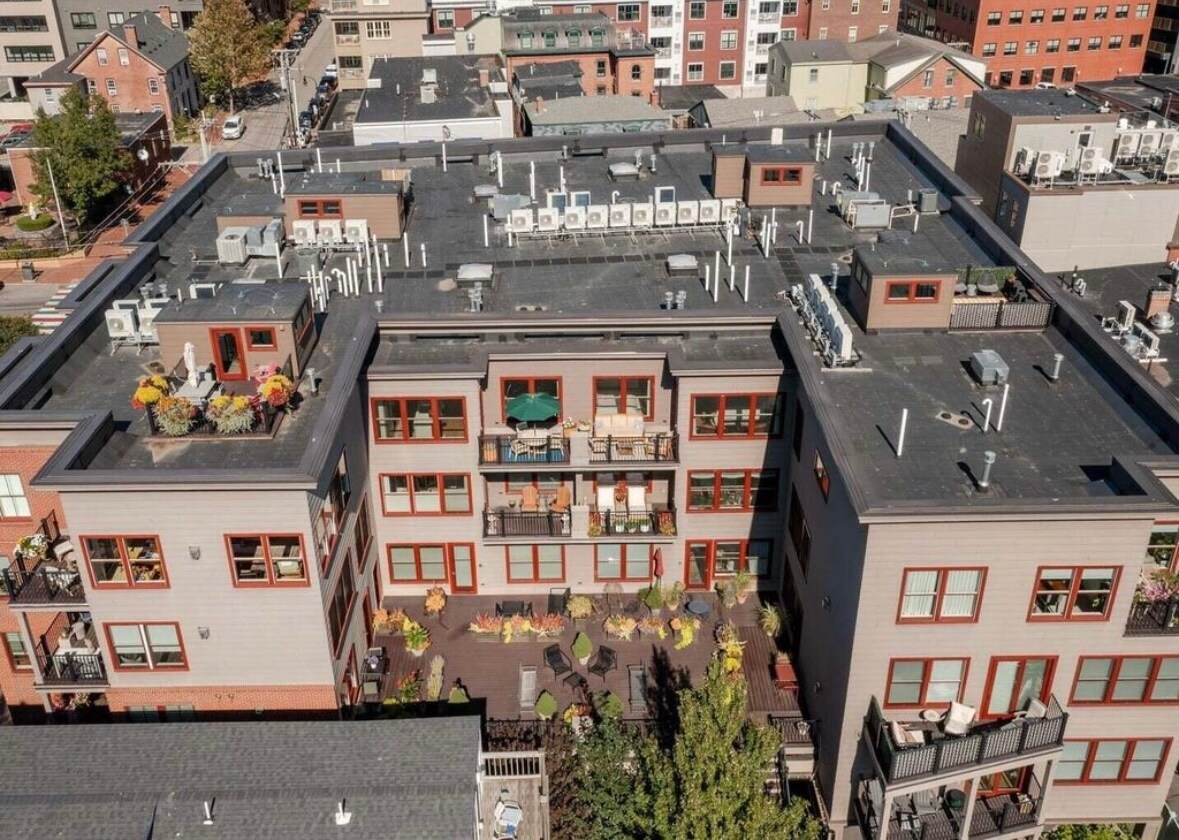 Building Photo - 62 India St