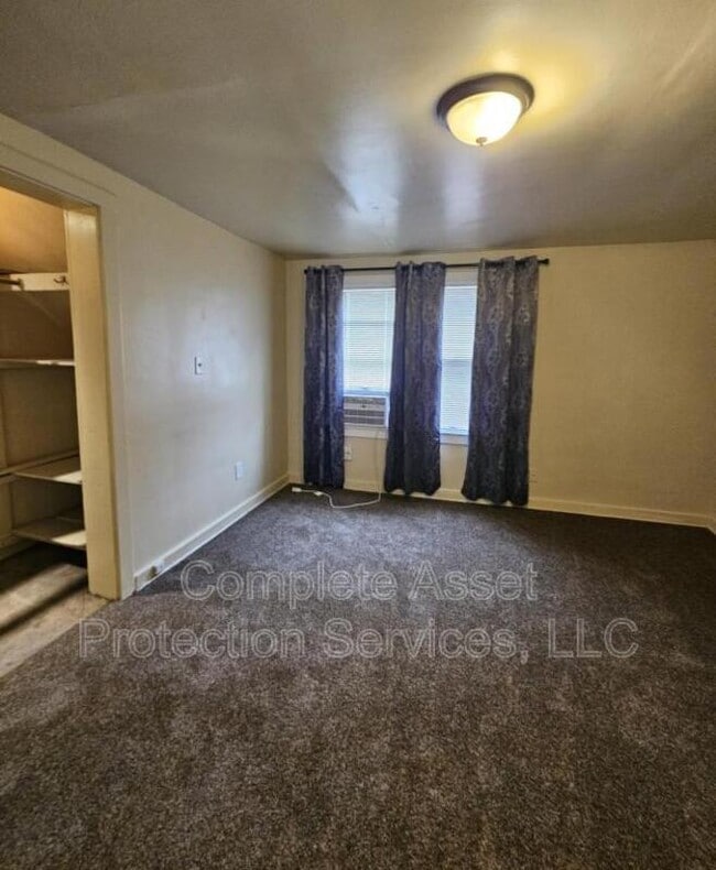Building Photo - 1033 170th St