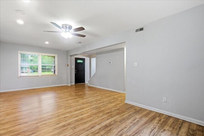 Building Photo - 208 Greenbriar Dr